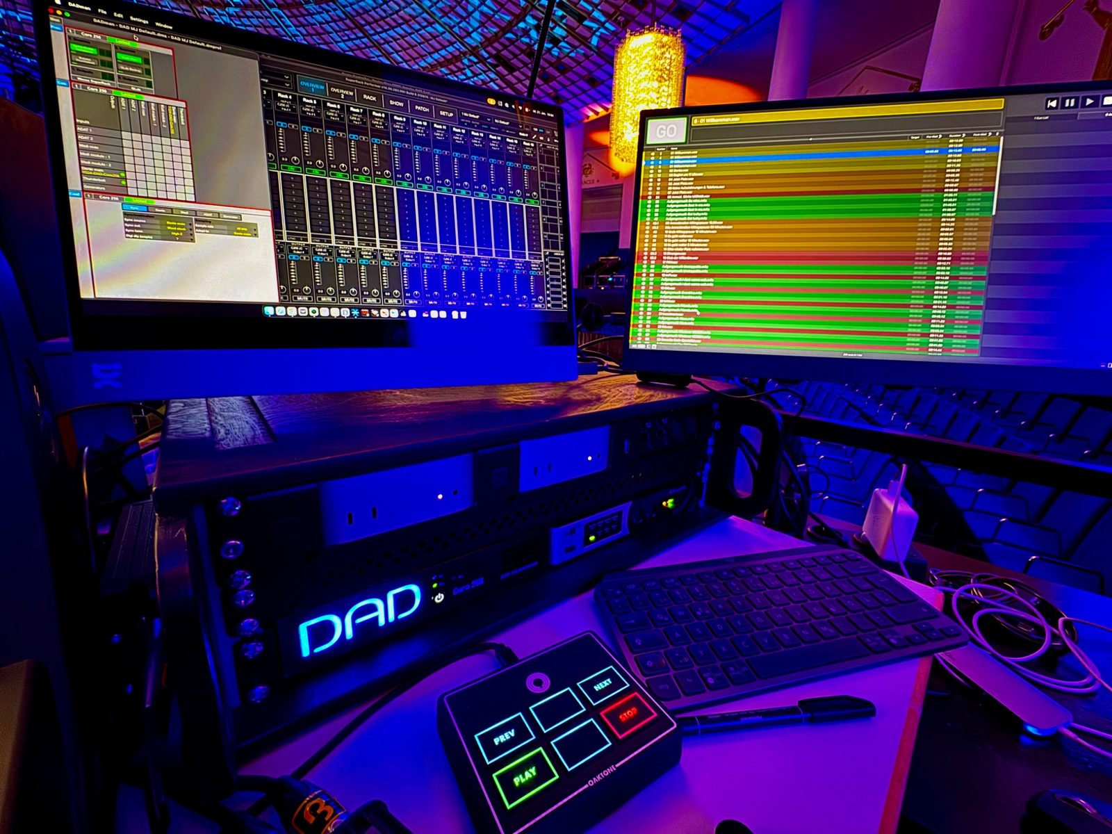 Technisches Support-Setup mit DAD-Interface, Displays und Playback-Steuerung
